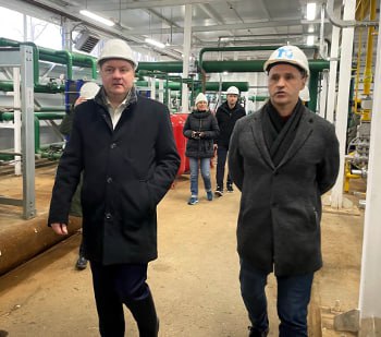 В Архангельске заработала ещё одна новая газовая котельная Самая мощная из газовых котельных Архангельска уже в работе тепло от неё получают жители Цигломени и посёлка Кирпичного завода Прежняя мазутная котельная остаётся в горячем резерве В новогодние каникулы контролировать работу оборудования будет дежурная бригада что должно гарантировать стабильность теплоснабжения