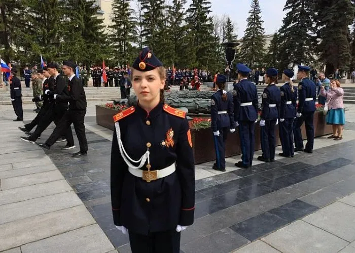 Вечёрка Школьники и студенты заступили в почетный караул у Вечного огня в Челябинске В преддверии Дня Победы у Вечного огня на Аллее Славы выставили почетный караул Две недели нести Вахту памяти посменно будут 224 юных челябинца это лучшие команды школьников и студентов колледжей и техникумов У мемориального комплекса прошла торжественная церемония открытия поста 1 чтобы почтить память павших в годы Великой Отечественной войны С 5 по 12 мая на него заступают школьники а с 13 по 19 мая студенты Участники акции продемонстрируют уровень строевой подготовки дисциплины и слаженность действий Читайте Вечерку там где удобно Дзен ВКонтакте Одноклассники Max Telegram Написать нам подробнее на канале Вечёрка