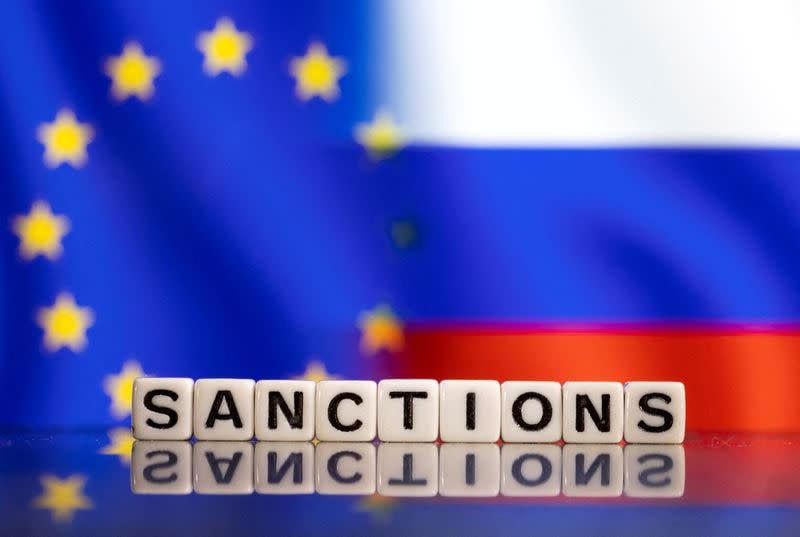 Новый пакет санкций ЕС в отношении РФ, скорее всего, будет окончательно утвержден уже при председательстве в Совете ЕС Дании, которое начнется 1 июля, сообщает Politico.  Издание отмечает, что Словакия добивается от Брюсселя ряда уступок. Ранее премьер-министр страны Роберт Фицо заявил, что, если республика откажется от российского газа с января 2028 года, то «Газпром» может подать иск на €20 млрд. Фицо подтвердил, что, пока все эти вопросы не будут решены, Словакия не будет голосовать за 18-й пакет санкций против РФ.  «Пакет [санкций] вряд ли будет принят при польском председательстве и должен быть окончательно утвержден датчанами, которые примут эстафету во вторник», — говорится в публикации.  Принятию новых санкций противятся Венгрия и Словакия. Братислава на прошлой неделе дала понять другим странами ЕС, что не одобрит сделку в ее нынешнем виде и ожидает визита от Еврокомиссии  ЕК  3 июля для обсуждения деталей соглашения.  По данным Politico, Словакия хочет получить от Брюсселя ряд уступок, а именно гарантий того, что ее компании не засудят за нарушение условий контрактов с российскими фирмами, возмещения транзитных сборов, а также одобрения ЕК плана по санкциям только при его полной поддержке со стороны Братиславы.  В начале июня премьер-министр Словакии заявил, что республика не поддержит 18-й пакет санкций против РФ, если Европейская комиссия не предложит реального решения ситуации с энергоносителями. Он также говорил, что остается сторонником продолжения поставок энергоресурсов из России в Евросоюз, поскольку их остановка негативно отразится на стоимости энергосырья и европейской конкурентоспособности.  Страны ЕС в выпущенном весной 2022 года плане REPowerEU обозначили цель по отказу от российского трубопроводного газа в 2027-2028 годах. При этом с тех пор структура импорта российского газа претерпела небольшие изменения: доля СПГ выросла до 40% с примерно трети, а доля трубопроводного газа снизилась до 60% с примерно 70%.
