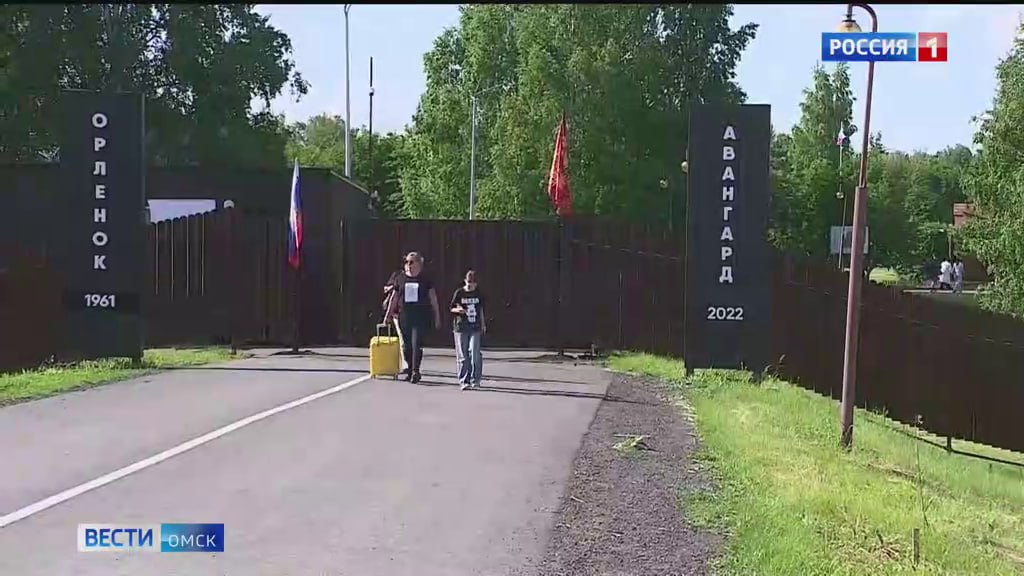 В Омске завершили проверку инцидента в лагере «Орленок» Экспертиза показала, что источником стал один из сотрудников, который заболел норовирусом. Работника отстранили, в отношении него и администрации лагеря будут применены меры, предусмотренные законодательством. После тщательной дезинфекции лагерь «Орленок» возобновил работу и сейчас функционирует в штатном режиме. Губернатор Омской области Виталий Хоценко поставил задачу компенсировать обратившимся родителям средства за то время, когда лагерь был закрыт. Особое внимание будет уделено питанию детей. Подписаться Написать в редакцию