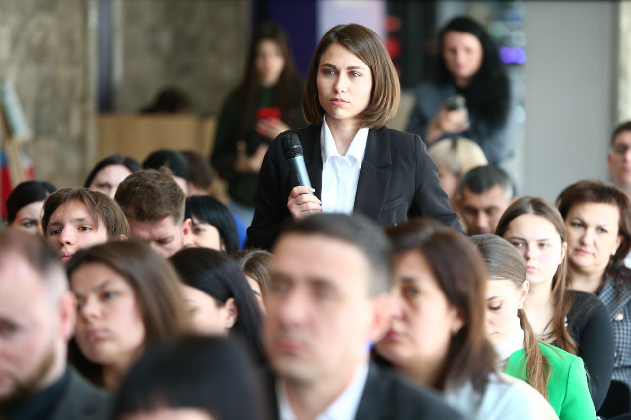 Анна Минькова встретилась с сотрудниками отрасли молодежной политики Краснодарского края  Мероприятие провели в арт-резиденции «Дом книги». Об этом вице-губернатор региона рассказала в своих соцсетях.   – Сегодня на встрече с сотрудниками отрасли молодежной политики и представителями общественных объединений обсудили вопросы наставничества и трудоустройства молодежи, поддержки волонтеров. Здесь же встретилась с руководителем нового департамента молодежной политики Краснодарского края. Им стал Роман Дмитриев, который уже много лет активно занимается общественной деятельностью и работает с молодежью региона, – написала Анна Минькова.