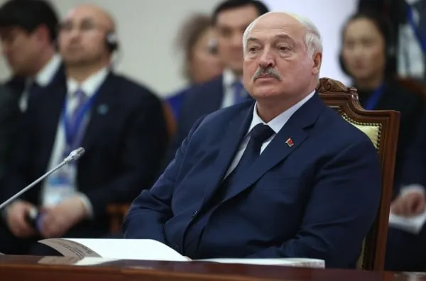 Лукашенко заявил что Запад всегда подстрекал постсоветские республики против России В частности настраивались Белоруссия и Украина сказал глава республики В интервью RT президент Белоруссии рассказал что Минск ведёт диалог с США не против России и Китая подчеркнув что ему хорошо известно как к нему относятся на Западе Александр Лукашенко отметил что Белоруссия свято соблюдает Договор о создании Союзного государства с Россией В интервью он также выразил мнение что президент Франции Эммануэль Макрон и канцлер ФРГ Фридрих Мерц это временщики которые пришли схватили и ушли Такую же оценку Лукашенко дал Дональду Трампу который по его мнению за четыре года ничего не сделает Подписаться на Говорит Москва Telegram VK MAX
