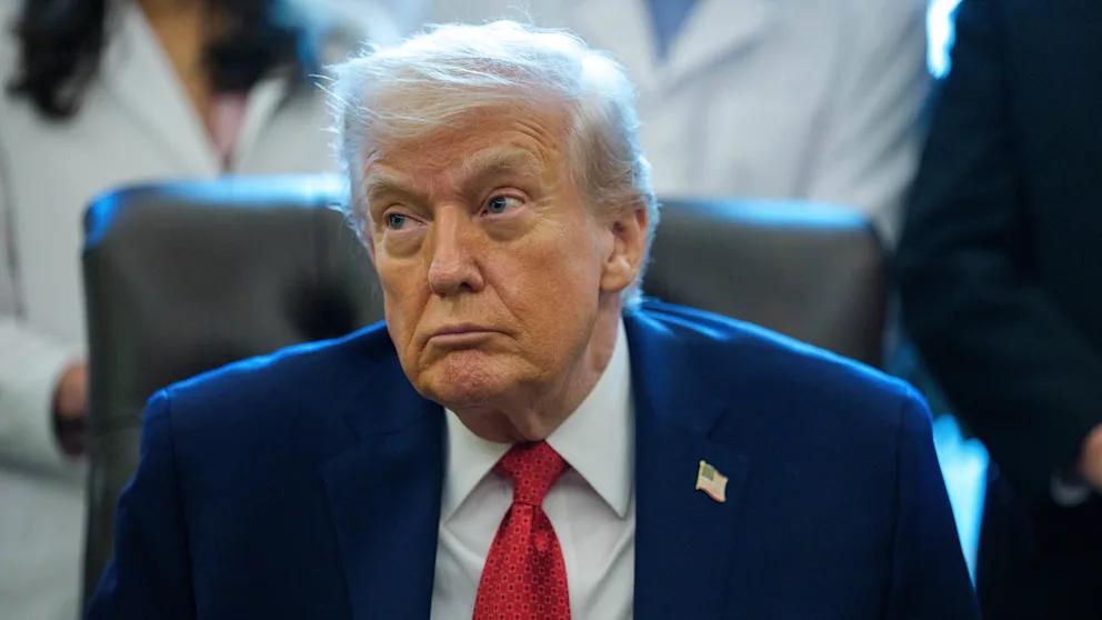 Трамп утвердил новый план NASA в рамках которого США хотят установить на Луне атомный реактор Президент США Дональд Трамп утвердил новую космическую стратегию которая возвращает Соединенные Штаты на Луну с ядерными технологиями Документ дает NASA зеленый свет на развитие программы Artemis уже к 2028 году американские астронавты снова должны высадиться на Луне а к 2030 му там планируют создать постоянный опорный пункт США Одна из самых резонансных деталей плана ставка на атомную энергетику США намерены разработать и отправить в космос ядерные реакторы а также установить на поверхности Луны собственный лунный атомный реактор Он должен обеспечить энергией будущую базу и по замыслу Белого дома будет готов к запуску уже к концу десятилетия Лунной программой дело не ограничивается В стратегии Трампа фигурирует и проект Золотой купол система защиты от угроз из космоса Речь идет о новых средствах раннего предупреждения которые смогут отслеживать опасности в околоземном пространстве и в зоне между Землей и Луной Параллельно Белый дом рассчитывает и на экономический эффект предполагается что указ Трампа должен привлечь не менее 50 млрд долларов инвестиций в американский космический сектор и реформировать госзакупки космических технологий BILD Russian