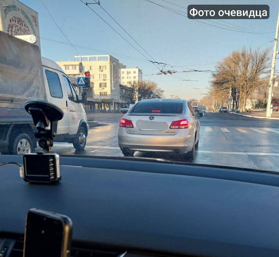 Нарушителя привлекли к ответственности  В столице, на перекрëстке улиц Покровской и Шевченко, 11 января утром произошло правонарушение.  Превысил скорость и пересёк стоп-линию 18-летний водитель «Лексуса». Молодого человека привлекли к админответственности. Ему предстоит выплатить штрафы в соответствии с п. 1. ст. 12.9 КоАП ПМР и п. 2 ст. 12.13 КоАП ПМР.  ГАИ напоминает водителям: соблюдение правил дорожного движения – залог безопасности не только вашей, но и окружающих. Следует помнить, что в ПДД чётко прописаны обязанности водителя транспортных средств.     Пресс-центр МВД ПМР