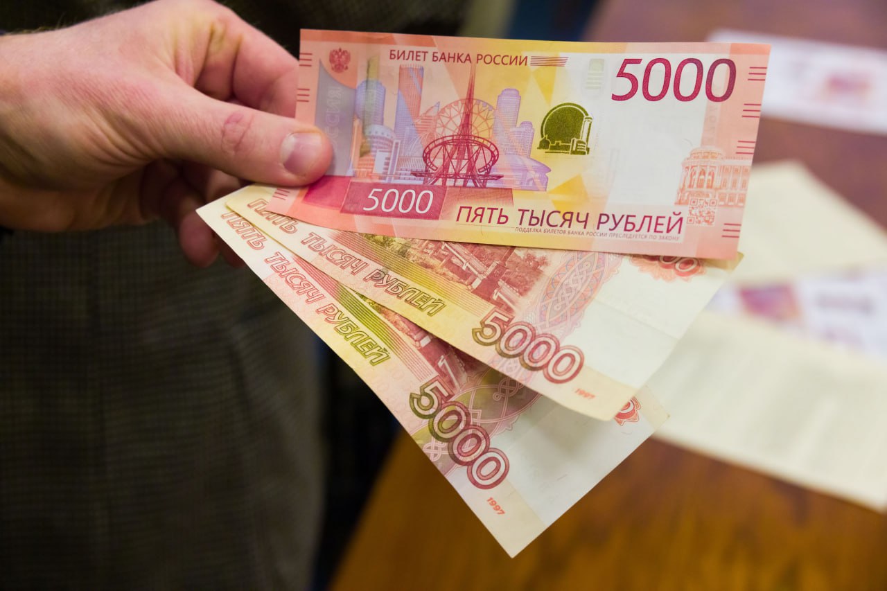 Большинство челябинцев отказываются снижать зарплатные требования Новое исследование рынка труда Челябинска показало что 59 экономически активных горожан не готовы или почти не готовы идти на уступки в зарплатных ожиданиях 39 респондентов не намерены снижать свои запросы ни при каких обстоятельствах а ещё 20 допускают компромисс не более чем на 5 Это данные говорят о достаточно жёсткой позиции соискателей Люди знают свою цену на рынке и не хотят терять в доходе особенно в текущих экономических условиях Средний процент на который челябинцы в целом готовы снизить зарплатные ожидания составляет 9 5 При этом мужчины демонстрируют чуть большую гибкость 10 2 чем женщины 8 8 Однако доля абсолютно непреклонных среди обоих полов примерно одинакова Наиболее принципиальной оказалась возрастная группа 35 45 лет почти половина 46 её представителей не готова к снижению запроса Молодёжь до 24 лет проявляет больше лояльности только 26 не готовы идти на уступки а 22 согласны снизить ожидания на 10 Наличие работы также серьёзно влияет на позицию Среди уже трудоустроенных граждан доля тех кто не готов снижать планку значительно выше 48 чем среди безработных 30 Это объяснимо именно недовольство зарплатой чаще всего мотивирует людей искать новое место Чем выше текущий доход тем выше и планка требований Соискатели с зарплатой от 150 тысяч рублей в месяц демонстрируют максимальную неуступчивость 47 из них не готовы обсуждать снижение отмечается в исследовании Средний допустимый процент снижения для этой группы минимален и составляет 8 8 eugenejut