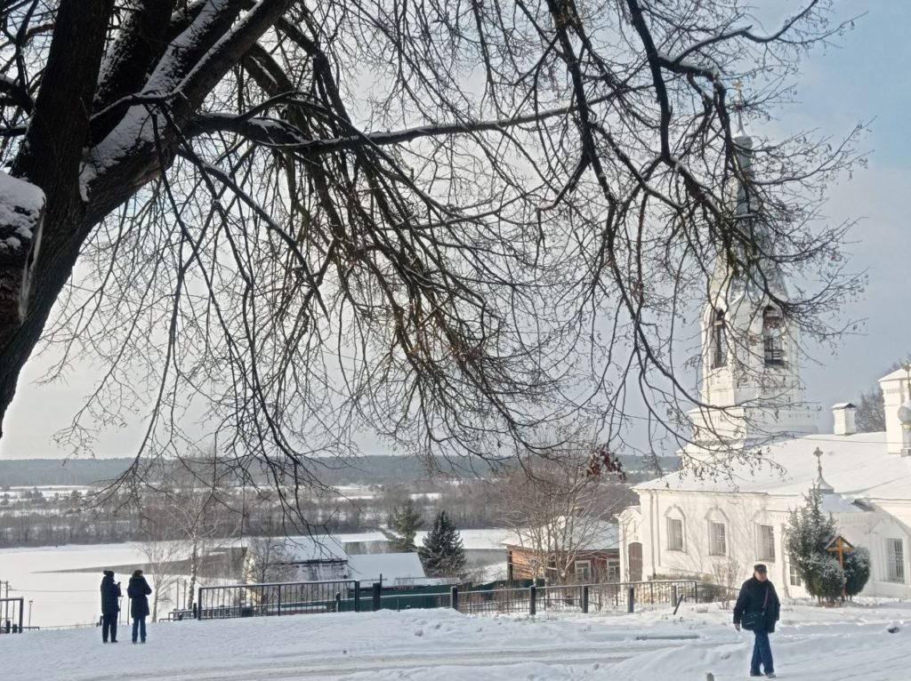 В ночь на Рождество в Рязанской области будет морозно, а потом температура воздуха поднимется до нуля  Главное управление МЧС России по Рязанской области опубликовало у себя на сайте прогноз погоды на завтра.  В сообщении говорится, что 7 января в Рязанской области будет облачно. Ночью местами небольшой снег. Днем осадки  снег, мокрый снег, дождь , местами налипание мокрого снега, гололед. На дорогах гололедица. Ветер южный, юго-восточный, 6-11 м/с. Температура воздуха ночью -10…-5°С, днем -3…2°С.  Фото Людмилы Ивановой