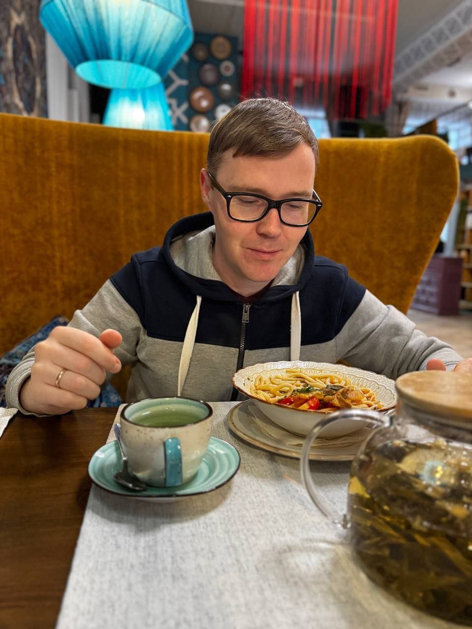 14 декабря скоропостижно скончался основатель популярного паблика Афиша Екатеринбург Алексей Мельников Ему внезапно стало плохо и прибывшие медики смогли только констатировать смерть У Алексея остались жена и трёхлетняя дочь О его уходе сообщила супруга Ушел из жизни любимый муж отец и сын Внутри пустота с величиной в огромную дыру И вопрос один почему он почему сейчас почему так рано У меня нет объяснений у меня просто отняли очень важную часть меня у моей дочери отняли очень важную часть ее жизни Алексей Мельников был одним из самых известных гастроблогеров на Урале его соцсети насчитывали более 130 тысяч подписчиков Фото Telegram канал Мельников в городе Присылайте фото видео и новости OSTagilCity bot