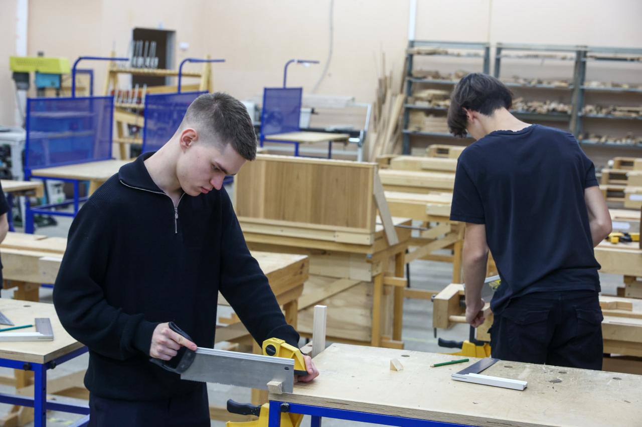 В России предложили сделать среднее профессиональное образование бесплатным Депутат Сергей Миронов выступил с инициативой отменить плату за обучение в техникумах и колледжах По его мнению это требование диктуют интересы экономики страны Также он предложил повысить зарплаты преподавателей до 200 от средней по региону и предоставить им льготную ипотеку длительный отпуск и сокращенную рабочую неделю сообщил ТАСС Подпишись на Курск 1