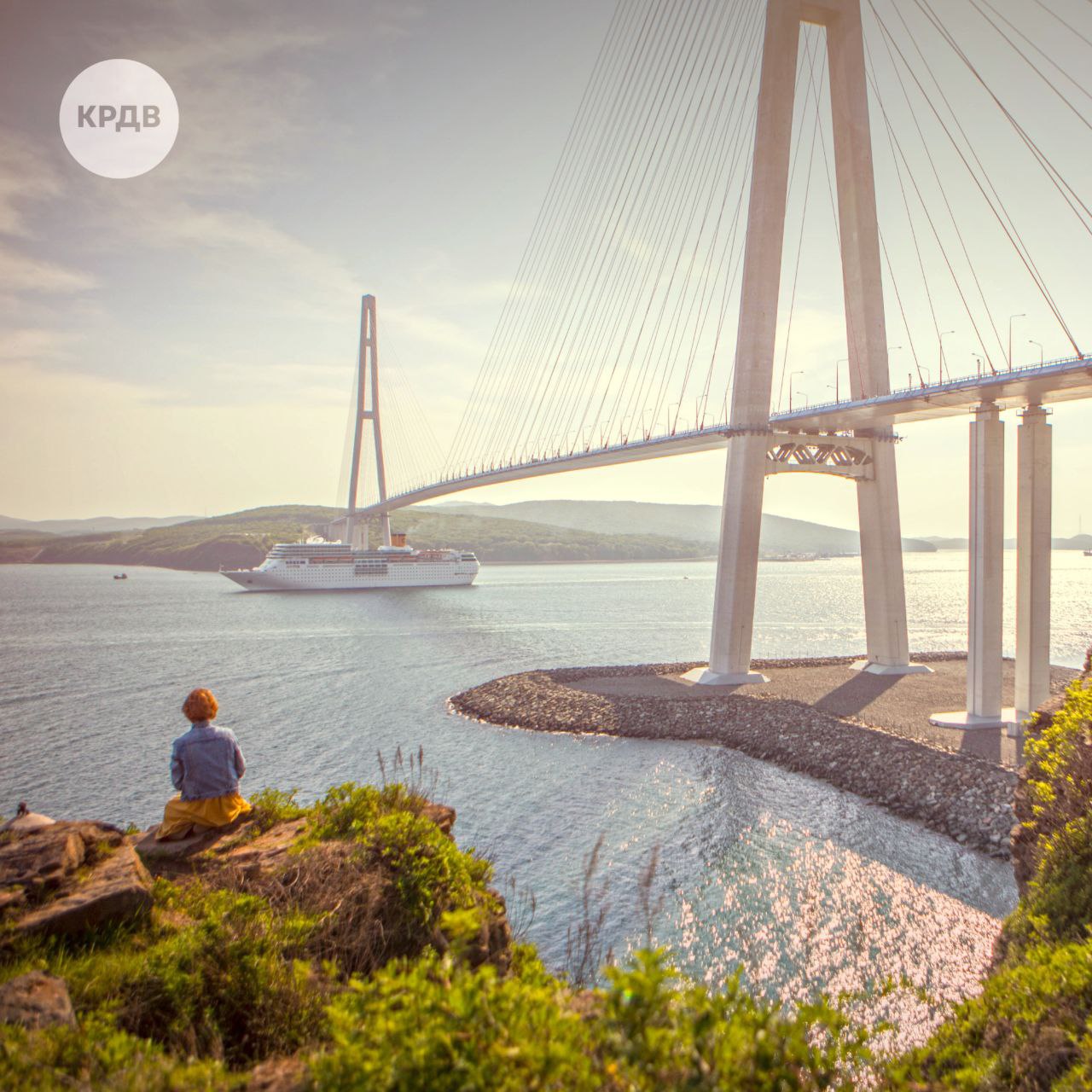 Новый резидент КОРФ запустит первый Тихоокеанский круиз на Дальнем Востоке На Северных Курилах зарегистрировано акционерное общество Русская круизная компания АО Рускруиз Предприятие получило статус резидента Курильских островов Российской Федерации КОРФ Компания создана при поддержке Минвостокразвития России для организации регулярных морских путешествий по Дальнему Востоку Специально для дальневосточных маршрутов в флот компании поступит современный дизель электроход длиной более 200 метров лайнер Астория Нова под российским флагом Маршрут будет стартовать из Владивостока пролегать через Сахалин Корсаков к Курильским островам Итуруп Кунашир и завершаться в Петропавловске Камчатском Обратный путь во Владивосток включит посещение Командорских островов Также планируется в 2027 году включить в маршрут Магадан Николаевск на Амуре и Шантарские острова Создание компании на Курилах позволяет не только запустить долгожданный круизный проект но и впервые сделать острова доступными для массового туризма Статус резидента Курильских островов Российской Федерации КОРФ даёт нам инвестиционные преференции на 20 лет Это поможет реализовать проект максимально эффективно и предложить путешественникам сервис высочайшего уровня отмечают в пресс службе АО Рускруиз   Подробнее читайте на сайте КРДВ корф поддержкабизнеса