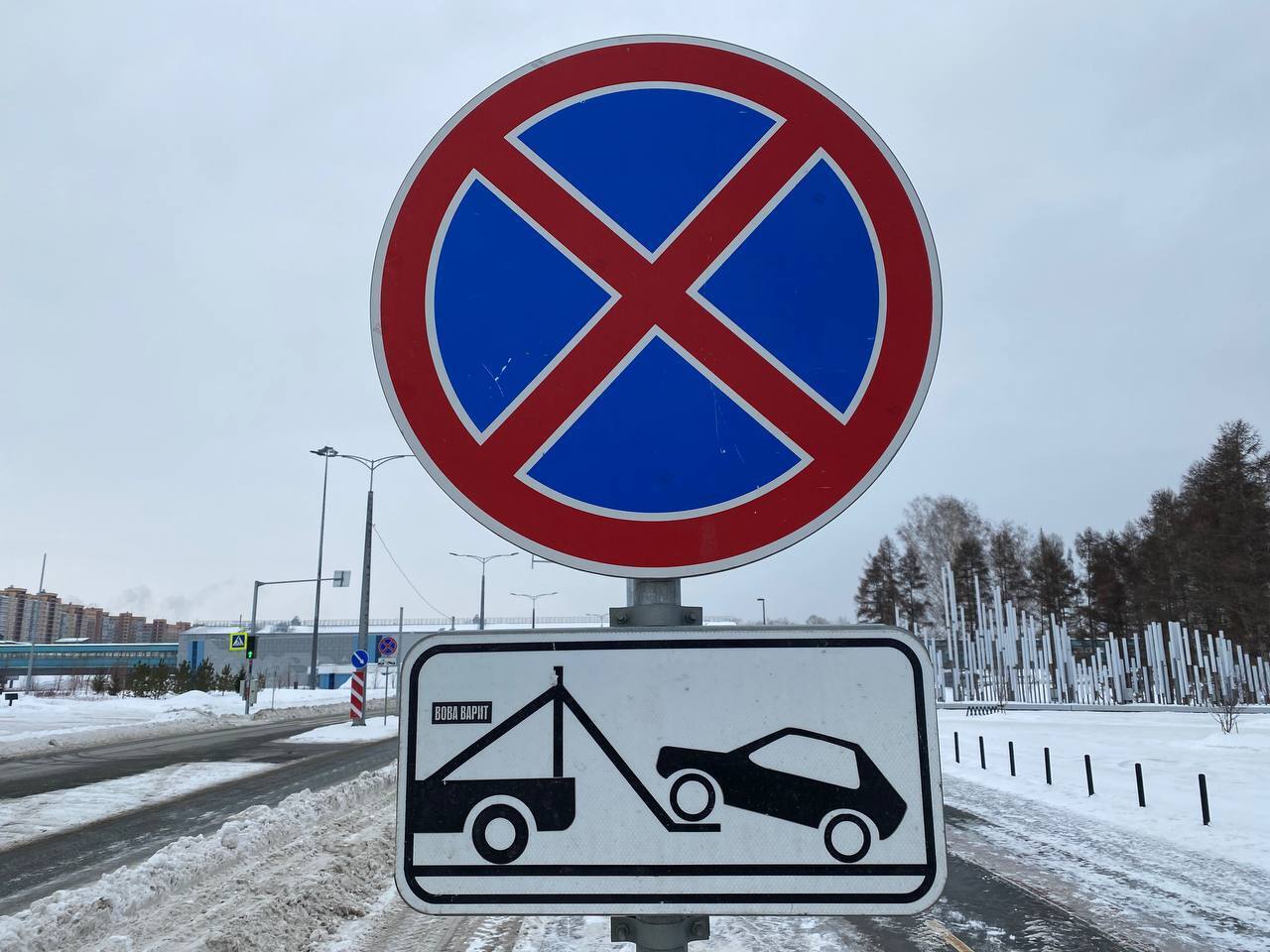 В центре Новосибирска вдоль части дорог запретят оставлять автомобили  На нескольких улицах Центрального округа Новосибирска с 30 сентября вводится временный запрет на парковку автомобилей в ночное время с 00.30 до 7 часов утра.