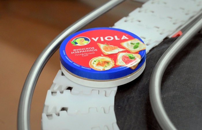 Производитель сыра Виола прежнее название Валио бывшая дочка ушедшей из РФ финской Valio опроверг появившиеся накануне сообщения о потере товарного знака с изображением девушки ООО Виола сообщает что публикации о потере компанией товарного знака с изображением девушки не соответствуют действительности Речь идет исключительно об истечении срока годности дублирующего товарного знака заявка на регистрацию которого была оформлена несколькими днями ранее Вместе с тем все основные наиболее знакомые потребителям товарные знаки продолжают свое действие говорится в заявлении компании Виола подчеркивает что изображение девушки является неотъемлемой частью бренда Viola который в этом году отметит 70 лет присутствия на рынке РФ Фото Илья Питалев РИА Новости interfaxonline