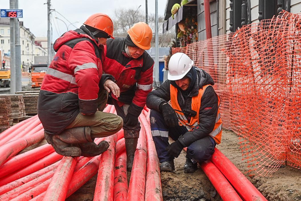 Впервые в Тюменской области заключен комплексный договор на технологическое присоединение к тепловым сетям Единый договор на подключение объектов к сетям теплоснабжения УСТЭК заключили сразу семь организаций. "Это уникальный опыт. Планируемые к строительству коммуникации позволят обеспечить большой район от улицы Алебашевской до озера Круглое необходимым количеством ресурсов для перспективы её развития. Это большая работа, которая имеет эталонный аспект, потому что в практике такого ещё не было. Мы, решая несколько задач по обеспечению одной территории, решаем задачу развития всего района", - подчеркнул директор департамента ЖКХ Тюменской области Семён Тегенцев. Для обеспечения теплом перспективных объектов строительства планируется: прокладка теплотрассы от магистрали по ул. Дамбовской через Туру; переход через ул. Мельникайте в створе ул. Т. Кармацкого. Работы запланированы уже в 2025 году.