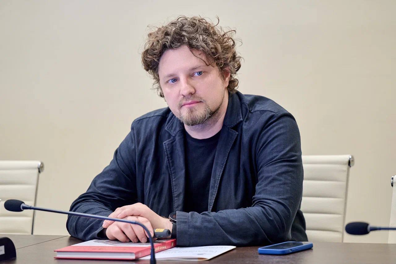 В Минкультуры России прошла презентация творческих планов Театра кукол имени С. В. Образцова и Александринского театра Директор Театра кукол имени С. В. Образцова Елена Булукова рассказала, что в новом сезоне зрителей ждут 5 премьер, среди которых будут музыкальные и исторические постановки. Планируются гастроли в 14 регионах страны, а также в Южной Осетии. Коллектив продолжает шефство над театрами Донецкой и Луганской Народных Республик. Им оказывается методическая и консультационная помощь, а также поддержка в создании новых постановок. В репертуар передаются спектакли Театра кукол Образцова. Успешно проходит Международная школа кукольников имени С. В. Образцова. В проекте участвуют представители 10 стран, в числе которых Россия, Беларусь, Мексика, Иордания, Иран, Монголия, Ливан, Узбекистан, Казахстан и Армения. В сентябре традиционно состоится «Образцовфест». Яркое событие соберет участников из России, Китая, Беларуси, Ирана, Индии и Бразилии. Руководитель Александринского театра Александр Малич подчеркнул, что коллектив в новом сезоне представит 11 спектаклей, а также покажет постановки в Казани и Москве. Готовится Международный театральный фестиваль «Александринский», в котором примут участие театры стран БРИКС. Планируется празднование 270-летия Александринского театра и 80-летия его президента, народного артиста России Валерия Фокина. В рамках юбилеев пройдут совместные выставки, лекции, показы, записи спектаклей и дискуссии с ведущими культурными институциями страны: Государственным Эрмитажем, Государственным музеем изобразительных искусств имени А. С. Пушкина, Государственной Третьяковской галереей, Московской филармонией, Татарским Государственным академическим театром имени Галиасгара Камала и другими. Кроме того, Александринский театр реализовал специальную программу к 80-летию Победы в Великой Отечественной войне.
