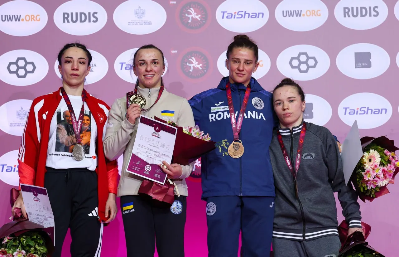 Дагестанка Елизавета Смирнова стала бронзовым призером чемпионата Европы по женской борьбе который проходит в Тиране Албания Дагестанская спортсменка заняла третье место в весе до 50 кг В малом финале за бронзовую медаль она победила соперницу из Швейцарии Свенью Юнго Лучшей в этом весе стала украинка Оксана Ливач серебро у Эвин Демирхан из Турции РИА Дагестан в МАХ