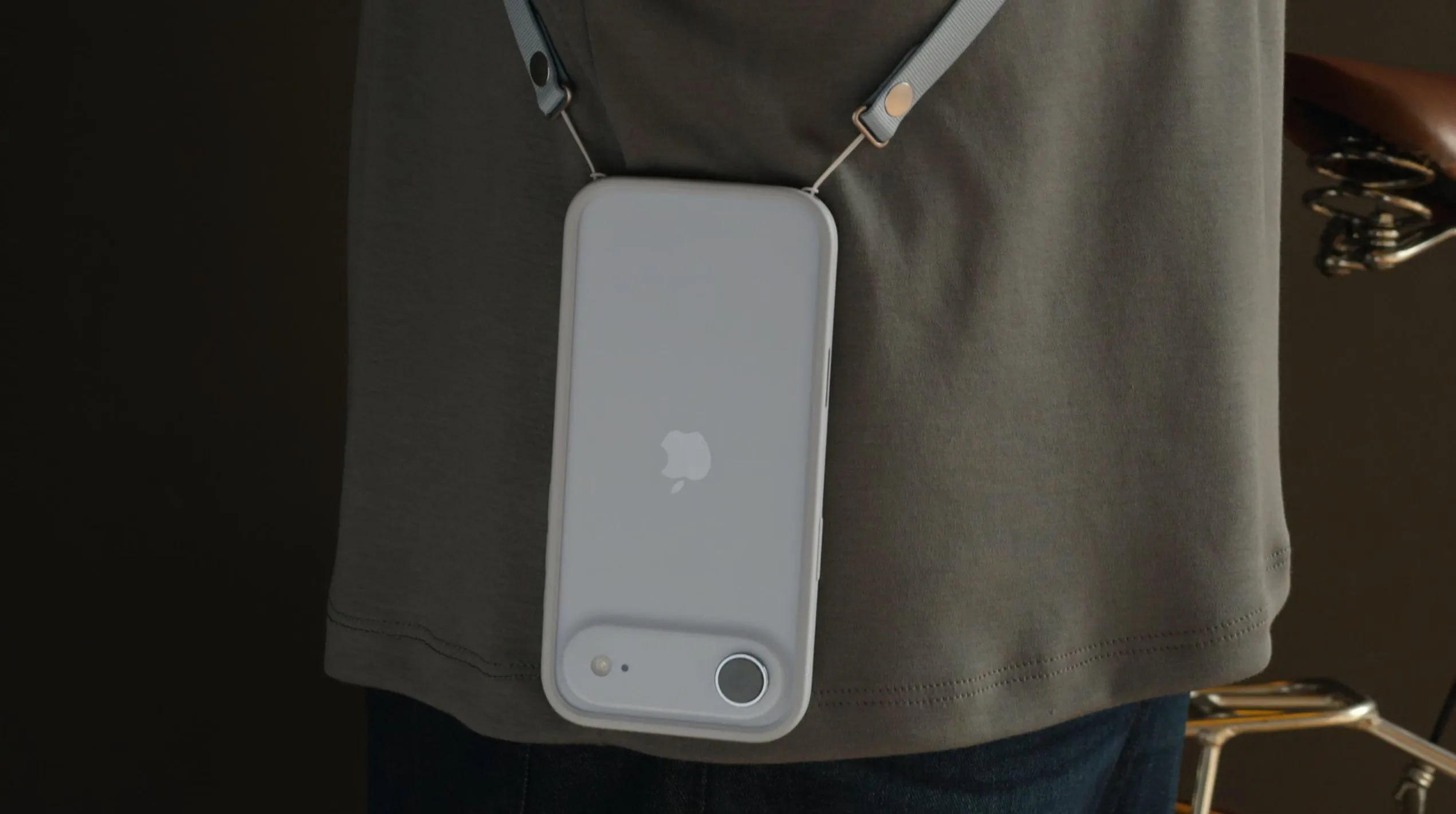 Apple выпустил новинку для самых модных ремешок через плечо для iPhone Представлены 10 расцветок от неоново желтого до классического черного Крепление с помощью отверстий в чехлах но подойдёт не каждый Цена 5000 рублей 59 столько же за фирменный чехол