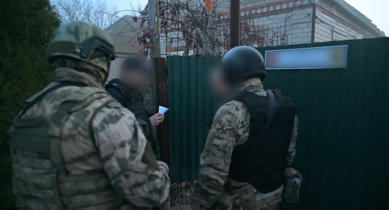 В Херсонской области росгвардейцы оказали содействие правоохранительным органам при проведении оперативно профилактических мероприятий Бойцы специального подразделения Управления Росгвардии по Херсонской области оказали поддержку сотрудникам регионального ГУ МВД России Управления ФСБ линейного отдела МВД России на транспорте при проведении комплекса специальных мероприятий направленных на профилактику правонарушений в селе Сокологорное Генического муниципального округа В ходе оперативно профилактических мероприятий правоохранители пресекли факт незаконной продажи табачной продукции выявили нарушителя миграционного законодательства а также провели лекцию для старшеклассников о вреде наркотиков в местной школе и побеседовали с жителями населенного пункта о наиболее распространенных видах дистанционного мошенничества