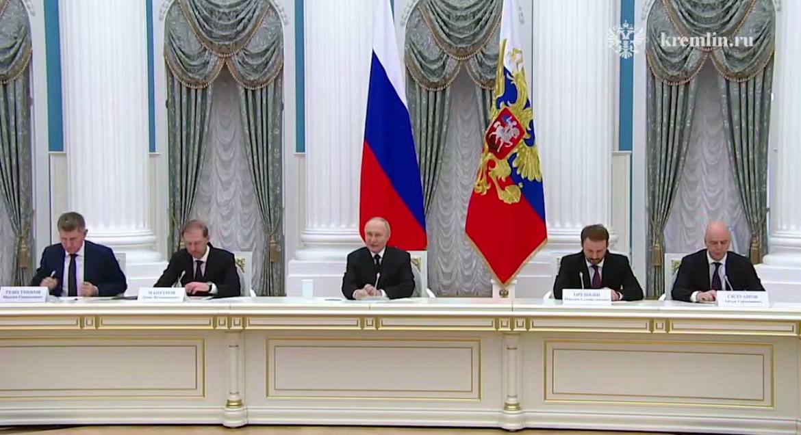 Генеральный директор лобненской компании АО «Упаковочные системы» принял участие в встрече с Президентом России Владимиром Путиным. В честь Дня предпринимателя Владимир Владимирович пообщался с представителями российских компаний из разных отраслей. С просьбой к Президенту также обратился Александр Криволапов. Фабрика «Упаковочные системы», расположенная в Лобне, – крупнейший в России производитель картонной упаковки для напитков и молочных продуктов. Предприятие работает с 2007 года. На сегодняшний день его коллектив насчитывает 292 человека. Компания – одна из наиболее стабильных и развивающихся на российском рынке, постоянно расширяется и модернизируется. Мощность фабрики – 5 млрд упаковок в год. На фабрике установлено оборудование для нанесения на упаковку уникальных QR-кодов и DataMatrix-кодов. Такие коды используются в рамках национальной системы маркировки «Честный знак». Гендиректор АО «Упаковочные системы» Александр Криволапов попросил рассмотреть ограничения для импорта упаковки тетрапак сложная упаковка, состоящая из нескольких слоев разных материалов — бумаги, полиэтилена и алюминия из азиатских стран. Министр экономического развития Российской Федерации Максим Решетников предложил провести антидемпинговое расследование в отношении поставок тетрапака в страну. Напомню, что при содействии АО «Упаковочные системы» в сквере 40 лет Октября, сквере Туголукова, на пешеходной зоне микрорайона Москвич были установлены новые скамейки и урны. Сегодня малые архитектурные формы также появились на улице Ленина возле домов №19 и №23.