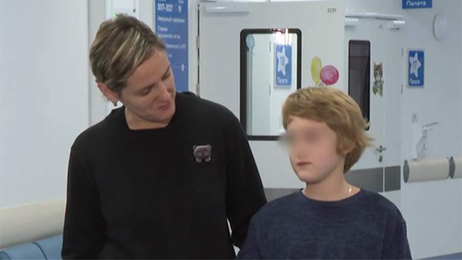 Мальчика потерявшего четыре пальца при взрыве в Красногорске выписали домой Несмотря на забинтованные руки парнишка заверил журналистов что чувствует себя бодро За судьбой девятилетнего Глеба вся страна следит с 11 ноября В тот злополучный день ребенок поднял с земли 10 рублевую купюру со взрывчаткой и разом лишился почти половины пальцев Кто подкинул заминированную банкноту до сих пор неизвестно Подпишитесь на Абзац TG VK Дзен MAX Rutube