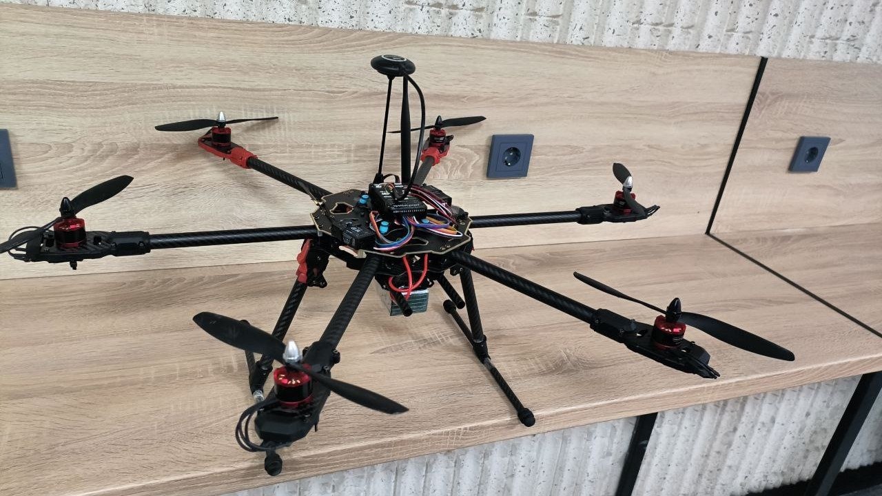 Дрон распылитель от студента УГНТУ Владислав Шепелев учится в Стерлитамаке он разработал беспилотник для мониторинга и контроля распространения сорняка об этом сообщили в вузе Мой БПЛА будет летать над полями с помощью камер высокого разрешения и обученной нейросети находить заросли борщевика с точностью до 95 98 строить карты его распространения и сможет точечно с минимальным ущербом для окружающей среды распылять на него гербициды пояснил студент Кстати его проект выиграл грант в 500 000 в конкурсе УМНИК Владислав уже собрал дрон все настроил осталось дело за малым прикрепить бак и распылитель Фото УГНТУ