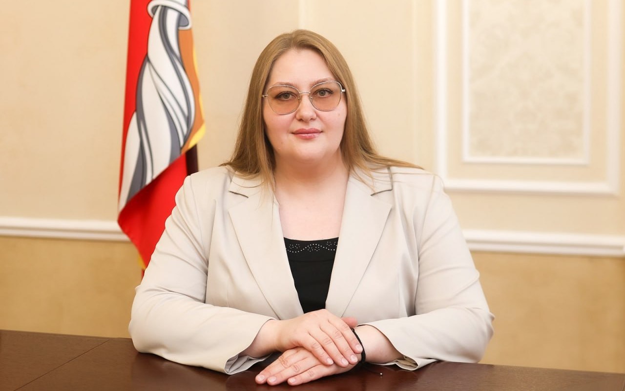 Руководителем управления ЖКХ Воронежа назначена Алла Макеева С сегодняшнего дня руководителем управления жилищно-коммунального хозяйства назначена Алла Макеева, которая ранее занимала должность заместителя. «Перед управлением стоит множество важных и, можно сказать, стратегических задач, одна из которых – подготовка к отопительному сезону. Уверен, многолетний опыт работы Аллы Николаевны в коммунальной сфере пригодится в решении поставленных задач», - отметил мэр Сергей Петрин в своем тг-канале. До этого назначения управлением ЖКХ с апреля 2024 года руководил экс-глава Грибановского района Вячеслав Мамаев. В марте текущего года он покинул пост по собственному желанию.