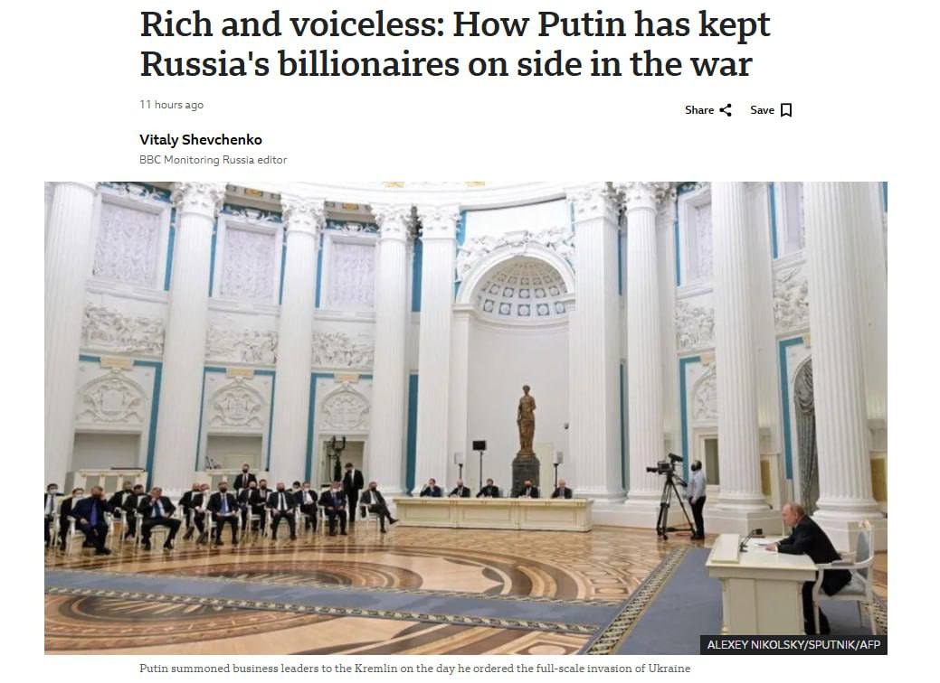За время войны в Украине количество миллиардеров в России побило исторический рекорд Об этом заявляет BBC ссылаясь на статистику журнала Forbes По их данным в России сейчас проживает 140 миллиардеров с совокупным состоянием в 580 млрд долларов Это всего на три миллиарда меньше чем рекорд поставленный за год до начала войны По мнению издания это произошло из за жестких санкций не дающих олигархам покинуть Россию даже если бы они этого захотели Если кто либо из них и рассматривал возможность бегства на Запад со своими миллиардами то санкции сделали это невозможным Запад сделал всё возможное чтобы российские миллиардеры сплотились вокруг флага говорит Александр Коляндр из Центра анализа европейской политики CEPA Абсолютно не было никакого плана никакой идеи никакого ясного пути у Запада при планировании санкций Ред для того чтобы кто либо из них из российских олигархов Ред покинул страну Активы были подвергнуты санкциям счета заморожены имущество конфисковано Всё это фактически помогло Путину мобилизовать миллиардеров их активы и деньги и использовать их для поддержки российской военной экономики говорит он Би би си Исход иностранных компаний после вторжения в Украину создал вакуум быстро заполненный лояльными Кремлю бизнесменами которым было позволено скупать высокодоходные активы по дешевке Это создало новую армию влиятельных и активных лоялистов говорит Александра Прокопенко из Центра Карнеги по изучению России и Евразии