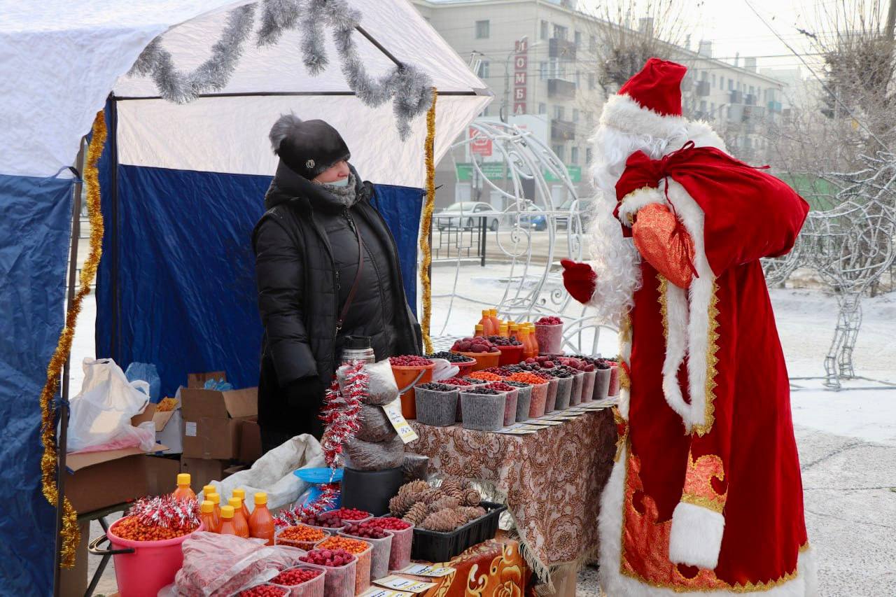 Креветки, поросят и крафтовый сыр можно купить на предновогодней ярмарке в Чите   Предновогодняя ярмарка  0+  21 декабря проходит в Чите. Она будет работать на площади Революции до 15.00.      На ярмарке можно будет приобрести мясо, колбасы, рыбу -свежую, солёную и копчёную, полуфабрикаты, консервации, крафтовый сыр, креветки, мидии и кальмаров, ягоды, мёд, орехи, варенье из сосновых шишек, всевозможные чаи, сиропы, выпечку, красную икру, гусей, уток и поросята, мандарины из Абхазии и яблоки из Киргизии.    Также на ярмарке можно купить горячий чай, шашлыки, чебуреки. По соседству с ярмаркой работает ёлочный базар. Также там можно будет встретить Деда Мороза.  Фото: тг-канал администрации Читы.  ChitaMedia Забайкальский край