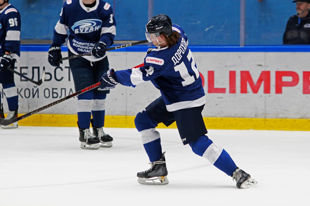 Буран проиграл Нефтянику из Альметьевска со счетом 0 5 На 2 й минуте ураганные остались в меньшинстве удалили Андрея Алексеева После удаления сопернику удалось забросить шайбу в ворота Затем на 18 й минуте на скамейку штрафников отправили Егора Брызгалова после чего Нефтяник вновь смог увеличить счет На 49 й удаление Егора Старкова и снова шайба в воротах Бурана Из команды соперников удаление было лишь раз на 14 й минуте Главный тренер Бурана Олег Браташ прокомментировал разгромное поражение Здесь комментировать особо нечего проиграли по всем статьям Других комментариев быть не может Ключевой момент это первое удаление в начале игры и его реализация сказал тренер Фото ХК Буран Подписывайтесь на канал РИА Воронеж в Max