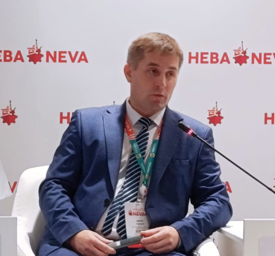Минпромторг анонсировал с 2026 года новую субсидию на часть затрат по строительству гражданских судов Об этом на международной выставке Нева 2025 сообщил начальник отдела ценообразования и экономического анализа Министерства промышленности и торговли РФ Дмитрий Павлов По его словам на эти цели предусматривается финансирование из федерального бюджета в размере 4 4 млрд рублей в 2026 году 5 3 млрд рублей в 2027 году и 4 5 млрд рублей в 2028 году В соответствии с презентацией представленной в ходе выступления Дмитрия Павлова планируется поэтапное предоставление субсидии в размере до 20 стоимости строительства судна на финансовое обеспечение затрат В рамках меры планируется предусмотреть в том числе поддержку верфей для строительства судов для добычи вылова рыбы Как отметил Дмитрий Павлов мера поддержки в настоящее время находится в разработке Мы активно при участии верфей и заказчиков судов собираем предложения по направлениям расходования по условиям выдачи этой субсидии чтобы наиболее оптимально подобрать все инструменты и размер субсидий и условия добавил он