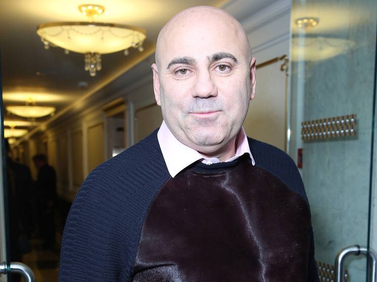 Иосифу Пригожину предлагали снять санкции Канады, если он раскритикует Путина, — он отказался Российский продюсер, часто выступающий с патриотическими заявлениями, рассказал об этом в интервью The New York Times. Пригожин прислал журналисту редакции выдержку из письма, которое получил в декабре 2023 года в ответ на его попытки оспорить санкции. Когда вам предоставили возможность публично высказать свою точку зрения, вы повторили дезинформационные заявления режима, — говорилось в официальном ответе канадских властей. Они имели в виду опубликованную в марте 2023 г. 35-минутную аудиозапись беседы с бизнесменом Фархадом Ахмедовым: там мужчина, похожий по голосу на Пригожина, говорил, что «у страны нет будущего», и критиковал действия Путина. Пригожин заявил, что запись была смонтирована с помощью ИИ из реальных фрагментов беседы, и предположил, что стал жертвой путаницы «в ходе операции» против основателя ЧВК «Вагнер» Евгения Пригожина. Продюсер рассказал NYT, что в следующем месяце с поздравлениями с днём рождения ему позвонили всего 10 человек «вместо обычных сотен», некоторые его друзья посоветовали покинуть страну, а деловые партнеры бросили его.