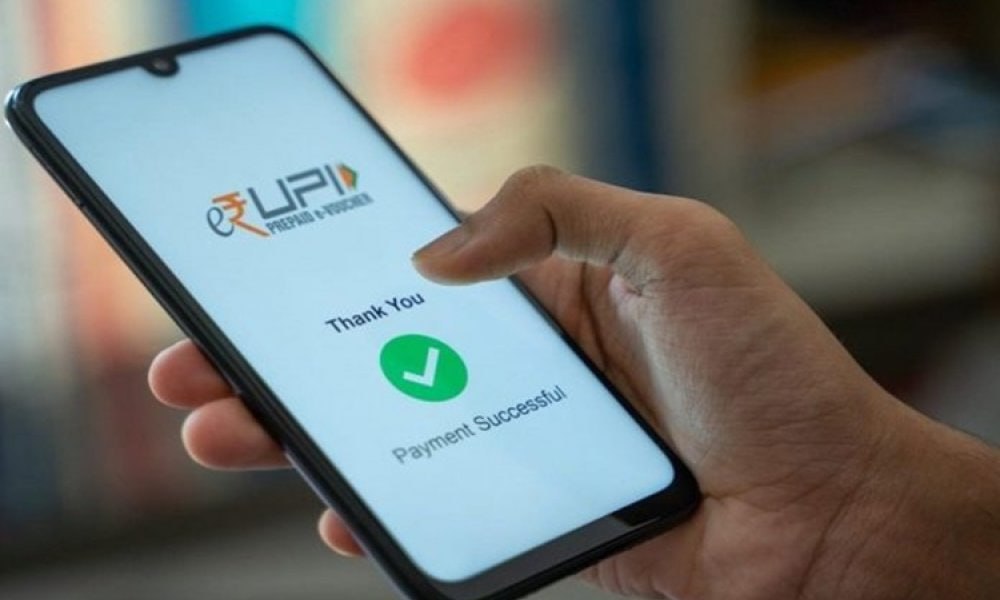 Граждане России могут оформить в Индии виртуальный кошелек UPI One World аналог СБП для безналичной оплаты покупок в стране Для оформления не потребуется зарубежная карта или открытие счета в индийском банке — нужны лишь паспорт и действительная виза. Когда вы будете обменивать валюту по прилете в аэропорт, сертифицированный контрагент настроит приложение на вашем телефоне, чтобы вы могли с него совершать платежи. После успешной верификации пользователь может совершать покупки при помощи QR-кода. Такой способ оплаты повсеместно распространен в Индии — как в крупных магазинах, так и в такси и маленьких овощных лавках.