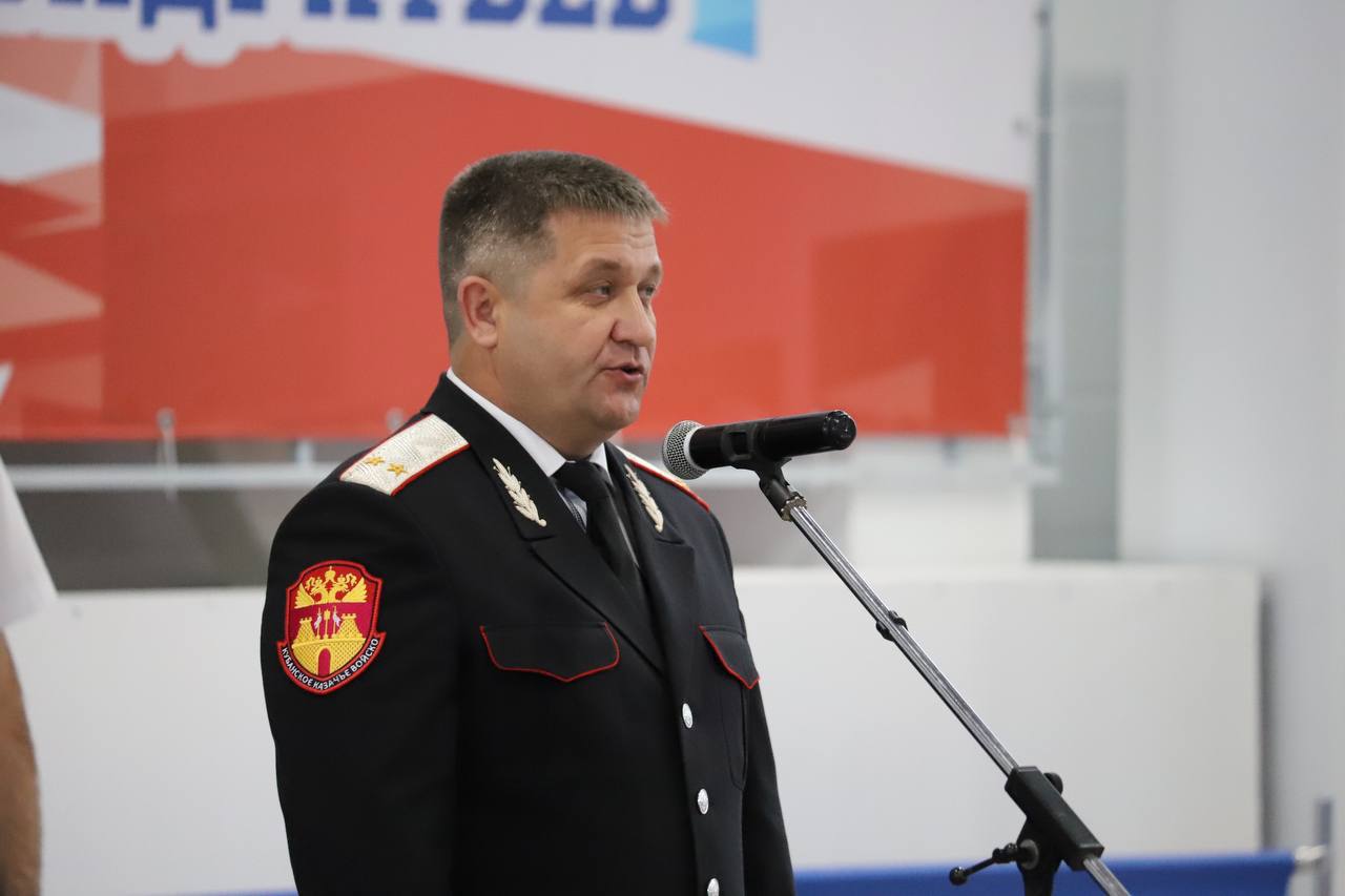 В Красноармейском районе открыли центр единоборств «Чемпион» Торжественная церемония состоялась 30 мая в станице Полтавской. Строительство центра осуществлялось в рамках реализации государственной программы Краснодарского края «Развитие общественной инфраструктуры» и при поддержке губернатора Кубани Вениамина Ивановича Кондратьева. Всего было выделено более 121 млн рублей из краевого бюджета и свыше 10 млн рублей из муниципального. Почетными гостями мероприятия также стали заместитель министра физической культуры и спорта края Вячеслав Никитин, глава Красноармейского района, атаман Полтавского РКО Александр Харитонов, депутаты Законодательного Собрания края, казаки, участники СВО, тренеры района, воспитанники спортивных секций, жители станицы. - Ввод в эксплуатацию центра единоборств в станице Полтавской сделает более доступными занятия по самбо, спортивной борьбе, боксу, армрестлингу, гиревому спорту. В двухэтажном здании расположены два спортивных зала, современные раздевалки, душевые, административные и технические помещения. Общая площадь здания составляет 1 871 кв.м. Сейчас в Красноармейском районе почти 66,7 % жителей систематически занимаются физической культурой и спортом. Всего в районе развивается 22 вида спорта, действует один Центр тестирования ГТО. В 2024 году нормативы на знаки отличия выполнили более 10 тыс. человек. Кроме того, в школах реализуется всероссийский проект «Самбо в школу», который охватывает порядка 7,5 тыс. учащихся. Гостей праздника встречали казак и казачка с хлебом и солью, детский казачий хор исполнил музыкальный номер «На Кубани мы живем». Состоялся парад спортсменов, которые с кубками и медалями прошли колонной по периметру зала. В рамках церемонии передал символический ключ от центра единоборств «Чемпион» лучшим воспитанникам спортивной школы. Затем состоялись показательные выступления спортсменов на всех коврах центра.