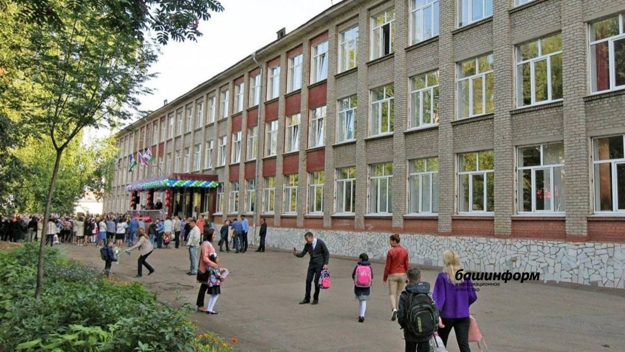 В России ведут знаки отличия для школ Анзор Музаев анонсировал введение знаков отличия для школ. Они будут присваиваться ежегодно по итогам учебного года на основе анализа результатов ВПР и их сопоставления с результатами ЕГЭ и ОГЭ, сообщается на сайте Рособрнадзора. Помимо этого, он акцентировал внимание на проблеме снижения бюрократической нагрузки на педагогов и призвал их использовать специальный чат-бот для жалоб о нарушениях их прав.