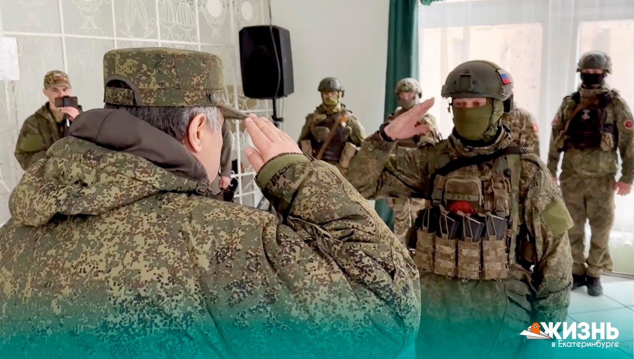 В Свердловской области увеличили выплату контрактникам СВО По поручению губернатора Дениса Паслера региональную единовременную выплату для свердловчан заключающих контракт с Минобороны РФ повысили на 200 тысяч рублей теперь она составляет 2 7 миллиона рублей С учётом федеральной выплаты в 400 тысяч рублей общая сумма достигает 3 1 миллиона рублей Также сохраняются меры поддержки семей военнослужащих По 20 тысяч рублей на семью и на каждого ребёнка Льготная газификация Отсрочка и отмена штрафов по аренде Бесплатное питание в школах и колледжах Бесплатный отдых детей в лагерях на Чёрном море В 2025 году объём поддержки участников СВО и их семей в регионе увеличили в 5 раз до 35 миллиардов рублей Подписаться на Жизнь в Екб   Канал в MAX