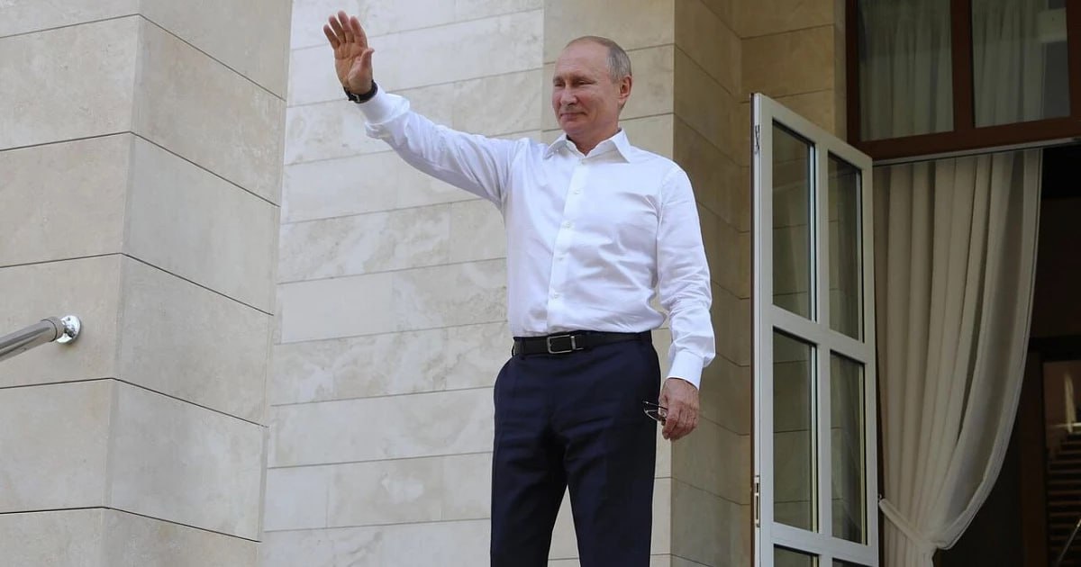 Находящийся в Сириусе Владимир Путин посетит новую музыкальную школу В планах Владимира Путина, прибывшего сегодня в Сириус, посетить новую музыкальную школу и провести заседание попечительского совета фонда «Талант и успех». По словам пресс-секретаря президента Дмитрия Пескова, российский президент постоянно держит под своим контролем то, как «Сириус». В новой музыкальной школе Владимир Путин пообщается с юными исполнителями, которые продемонстрируют свои таланты. А заседание попечительского совета «Талант и успех», который был учрежден в 2014 году, будет посвящено тому, что сделано, и дальнейшим планам. РИА Новости /фото/видео для публикации или заказать рекламу: «Утренний Юг»