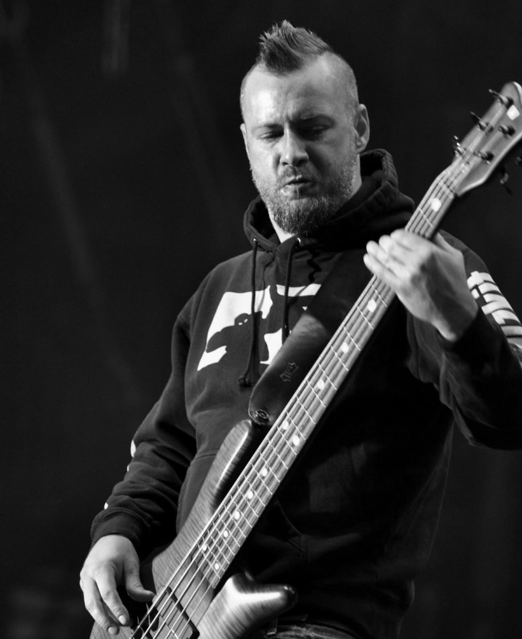 Умер басист Limp Bizkit Сэм Риверс Ему было 48 лет О смерти одного из основателей американской ню метал группы сообщил сам коллектив Сегодня мы потеряли нашего брата Мы любим тебя Сэм Покойся с миром сказано в публикации Подпишитесь на Абзац TG VK Дзен MAX Rutube