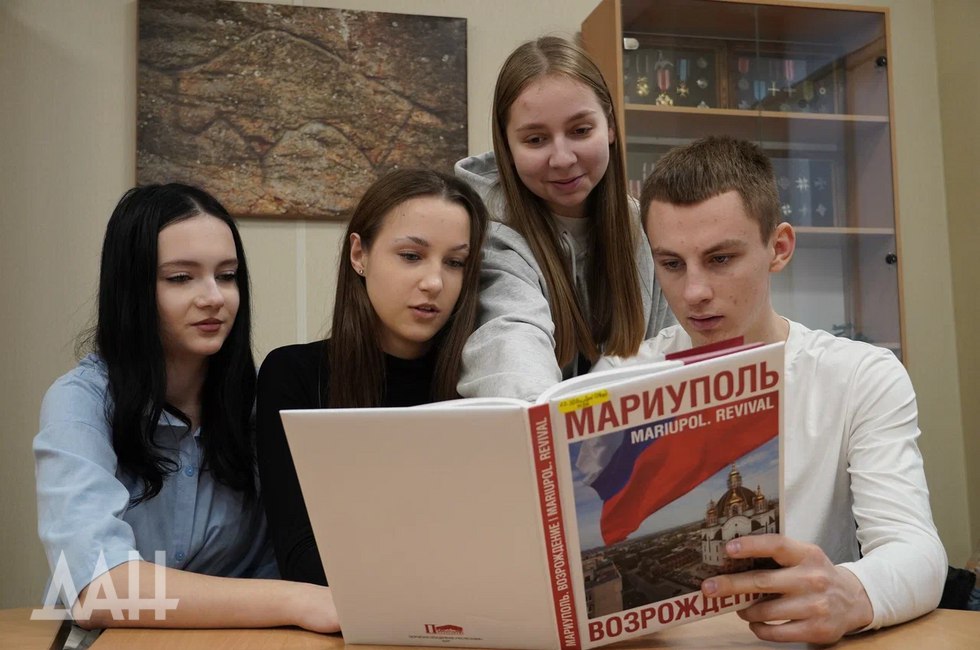 Пушилин пожелал студентам ДНР успехов в учебе и больших достижений Глава ДНР Денис Пушилин поздравил молодежь Республики с Днем российского студенчества В своем обращении он отметил важную роль молодежи в развитии региона подчеркнув их успехи в учебе науке спорте и волонтерской деятельности Читать полностью  Подпишись на нас в MAX