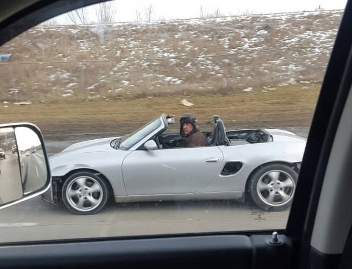 В России хотят разрешить регистрировать разыскиваемые за границей авто Соответствующий законопроект подготовило МВД чтобы защитить интересы россиян купивших такие машины добросовестно В ведомстве поясняют что сейчас регистрация разыскиваемого транспорта запрещена законом Однако после февраля 2022 года правоохранители недружественных государств перестали отвечать на запросы России по таким автомобилям Это лишает возможности достоверно установить были ли машины действительно украдены Например Германия игнорирует запросы по политическим мотивам и на январь 2026 года в международном розыске по ее инициативе остаются 123 автомобиля в России Аналогичная проблема существует с транспортными средствами которые в розыск объявила Украина Убрать машину из базы Интерпола может только страна инициатор что создает правовой тупик Подписаться на truekpru Читать нас в MAX