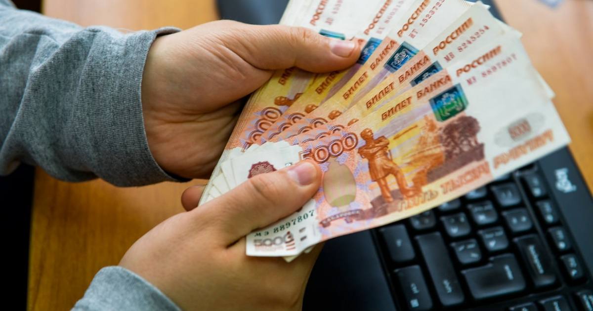 Половина россиян зарабатывает менее 56,4 тысяч рублей в месяц — медианная зарплата на треть ниже средней, которая составляет 89 тысяч рублей. При этом в Росстат не включает данные самозанятых и ИП.