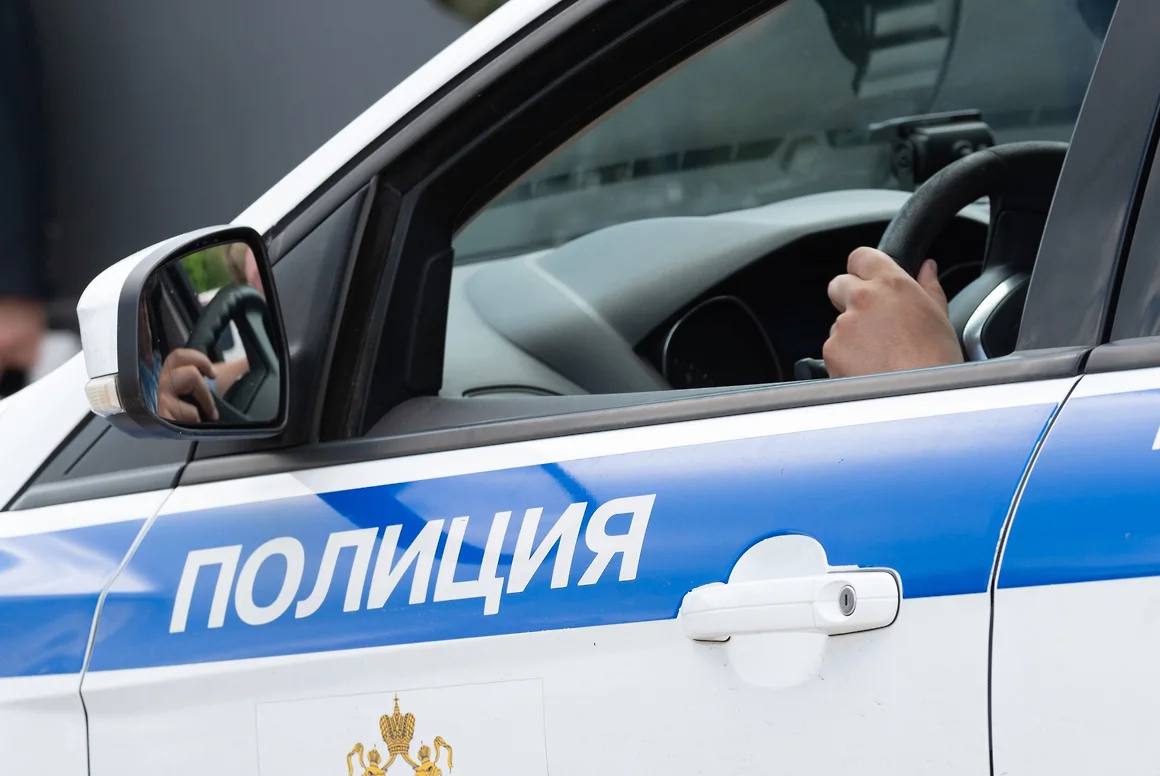 В Самаре полиция разбирается с массовой дракой футболистов-мигрантов на матче РФЛ  В Самаре полиция расследует массовую драку с участием футболистов-мигрантов, произошедшую на матче Российской футбольной лиги. Силовики устанавливают все детали инцидента. Об этом сообщает региональное ГУ МВД,  Драка произошла 10 августа во время игры между командами Team Young и Estetica в местном спорткомплексе. Игроки Team Young, преимущественно — выходцы из Средней Азии, напали на соперников и избили одного из футболистов.  Дисциплинарная комиссия РФЛ дисквалифицировала шестерых игроков Team Young. Сообщается, что ранее спортсмены проявляли агрессию и неспортивное поведение.