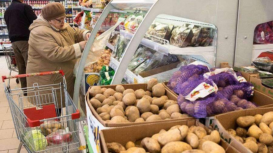 Цена важнейшего продукта в России побила исторический рекорд В России рекордным образом подорожал картофель, его стоимость достигла 85,4 за килограмм. Об этом пишет «КоммерсантЪ» со ссылкой на данные Росстата. Как уточняется, беспрецедентную цену аналитики зафиксировали ещё в минувшем апреле. По словам экспертов, всему виной – падение прошлогоднего урожая почти на 12% общий объём по итогам 2024-го составил 17,8 млн тонн . Как следствие – произошло сокращение запасов и возник повышенный спрос. В Минсельхозе РФ заверяют, что в текущем году площади посевов под картофель увеличат, а до тех пор дефицит будут покрывать поставками из дружественных стран. Фото: РИА Новости