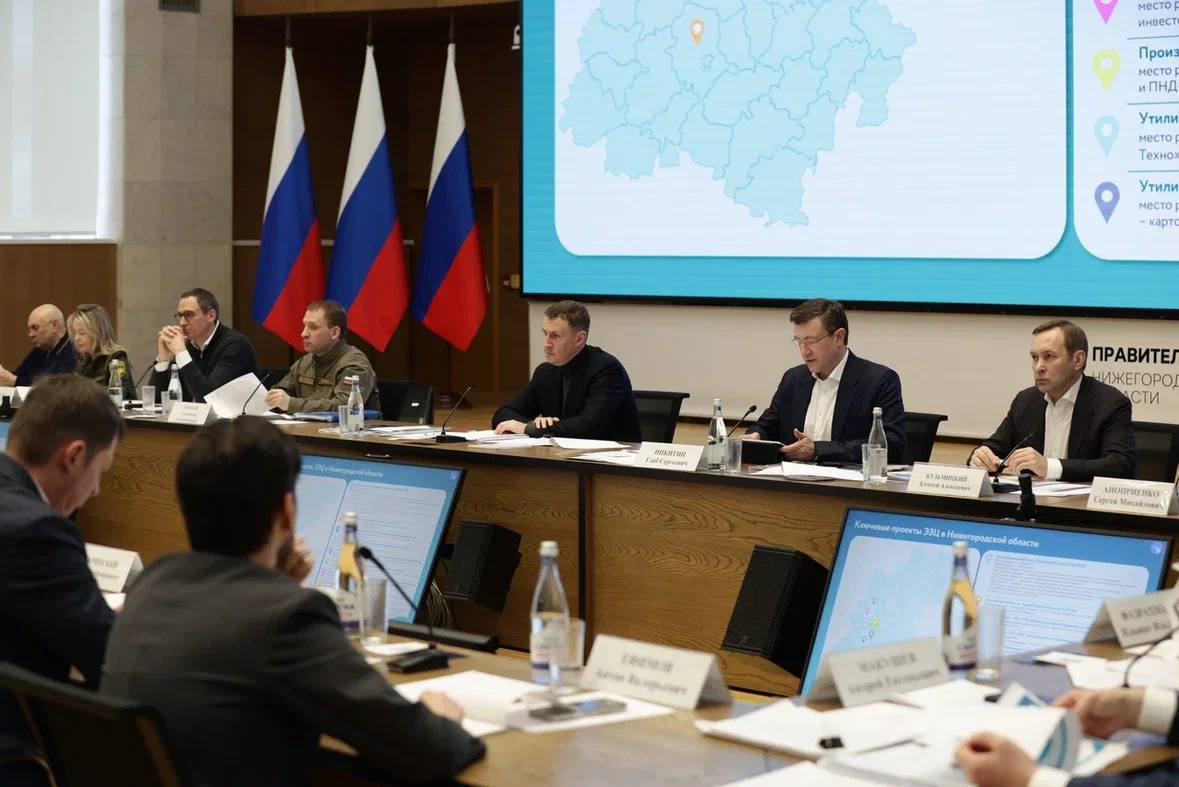 В Приволжском федеральном округе необходимо ускорить создание инфраструктуры по обращению с отходами заявил вице премьер Дмитрий Патрушев во время рабочей поездки в Нижегородскую область Ежегодно в Приволжском округе образуется более 8 млн тонн ТКО около 20 от общероссийского объема С 2019 года введено 75 объектов отрасли однако для достижения целей к 2030 году необходимо построить ещё 69 объектов обеспечить стопроцентную сортировку отходов снизить захоронение до 50 и вовлечь не менее четверти отходов во вторичный оборот Особое внимание Патрушев уделил логистике загрузке действующих мощностей и выравниванию межрегионального дефицита и профицита переработки В этой работе регионам помогут Минприроды России и Российский экологический оператор