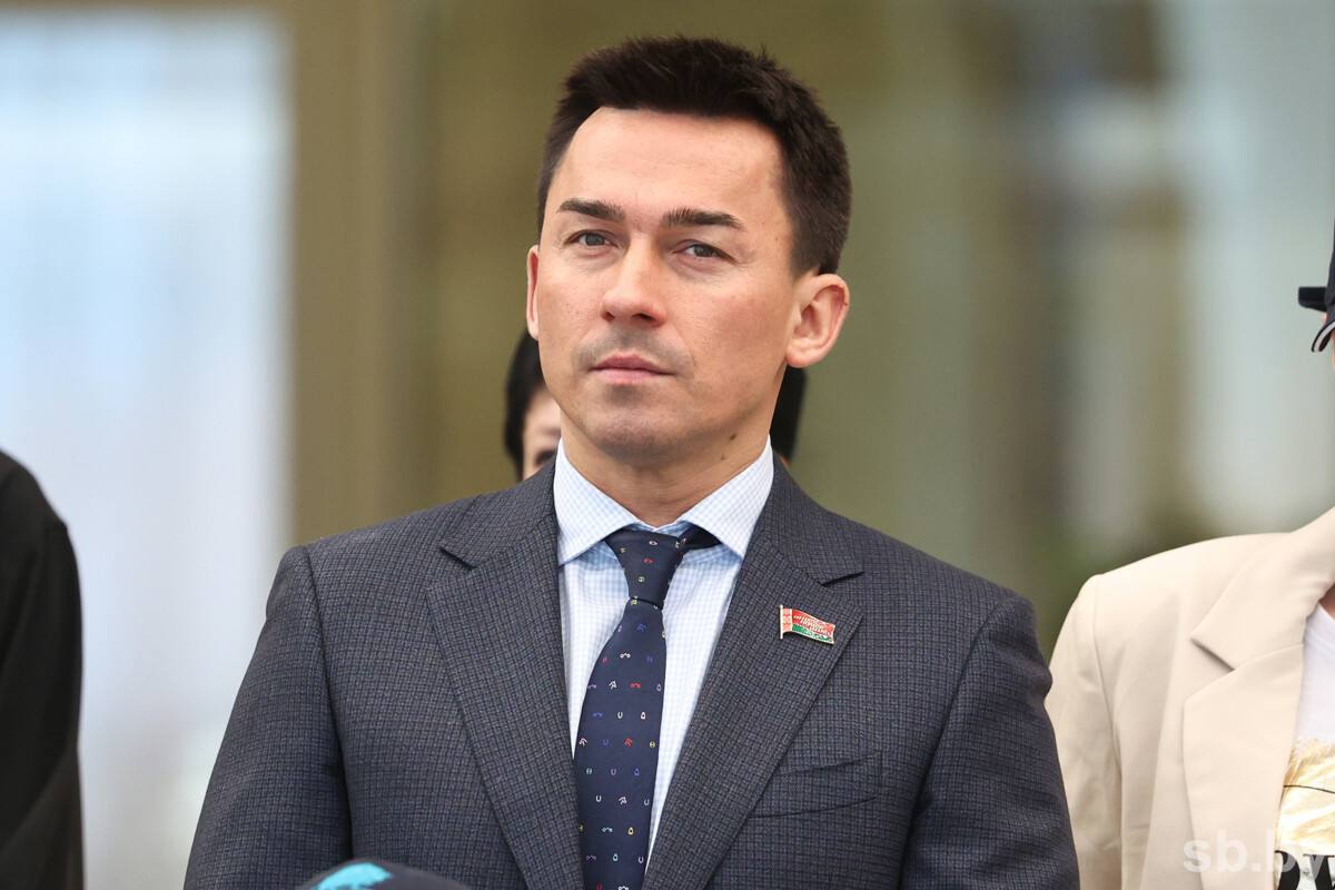 Сенатор Дмитрий Басков поздравил Президентский спортивный клуб с юбилеем — Благодаря поддержке Президентского спортивного клуба в Беларуси выросла целая россыпь талантов, которые прославляют наш спорт на международной арене. Его стипендиаты завоевали сотни медалей, выступая под флагом Республики Беларусь на различных соревнованиях. 20 лет — солидный юбилей и время, которым могут гордиться все, кто вложил частичку себя в одну из главных спортивных организаций нашей страны. В этот день хочу пожелать Президентскому спортивному клубу дальнейшего процветания, успехов и реализации новых идей на благо белорусского спорта!