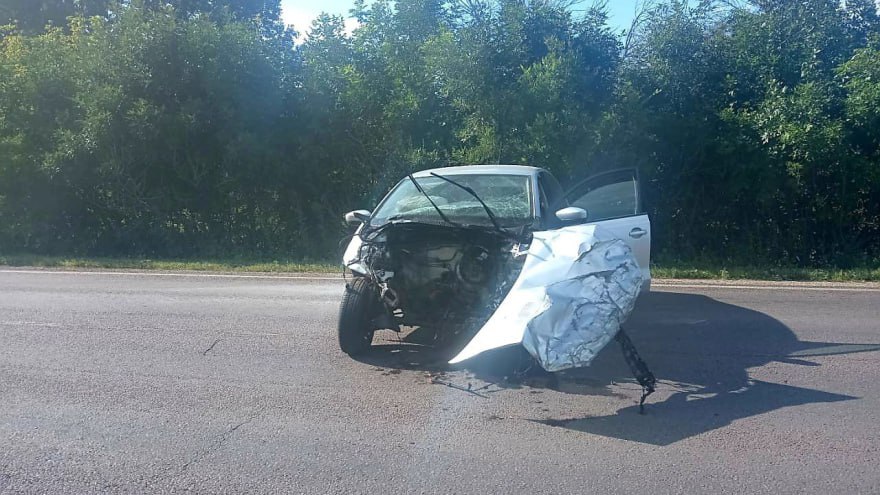 Семья с ребёнком пострадала в ДТП с легковушками в Семилукском районе  Авария произошла вчера в 16:00.  В одной из машин находилась семья – двое взрослых и 12-летний мальчик. Предварительно, 46-летний воронежец за рулём Volkswagen Polo выехал на встречку и столкнулся с Hyundai Tucson под управлением 54-летнего мужчины. После этого Hyundai отбросило в кювет.  В аварии пострадали оба водителя, а также пассажиры Hyundai – 49-летняя женщина и мальчик 12 лет. Всех госпитализировали.
