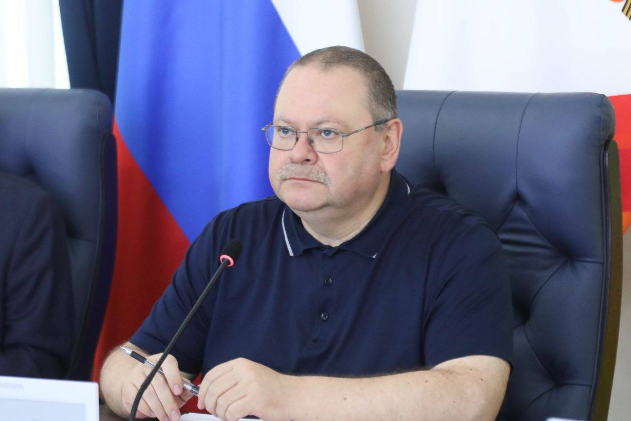 На заседании правительства Пензенской области обсудили промежуточные итоги проекта «Формирование комфортной городской среды». В этом году в его реализации участвуют 32 муниципалитета, где приведут в порядок 50 общественных пространств. На 28 объектах работы уже завершены. Это радует, темп взят хороший. Обратил внимание на необходимость особого контроля работы на крупных объектах. Это парк культуры и отдыха имени Белинского в Пензе и набережная в Городе Спутнике. Сотрудники регионального министерства ЖКХ еженедельно туда выезжают. Процесс идет по графику, отставаний нет. Также в рамках Всероссийского конкурса лучших проектов создания комфортной городской среды реализуются 3 проекта городов-победителей: «Каждый атом важен» в Заречном, «Никольск — хрустальное сердце России! Путь мастеров» и «Сосновый бор — семейная аллея» в Сердобске, где я был накануне. В Заречный тоже обязательно съездим, посмотрим, как идет благоустройство общественного пространства. Также поручил главе города Пензы Олегу Вячеславовичу Денисову подготовить для рассмотрения на следующей сессии нашей Думы предложения по внесению изменений в правила благоустройства. Нам необходимо упорядочить использование электросамокатов, определить параметры их движения и места стоянок. Стихийное использование этих средств индивидуальной мобильности представляет опасность для детей и взрослых. Подпишись — Олег Мельниченко в Telegram