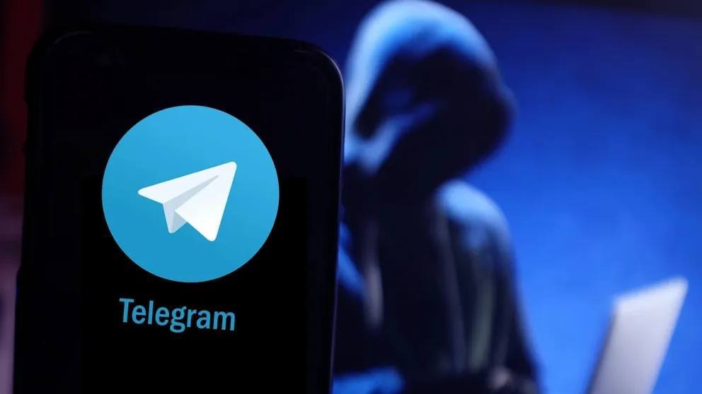 Мошенники начали пользоваться замедлением Telegram для кражи аккаунтов В мессенджере появился вредоносный бот который обещает ускорить работу сервиса Чтобы получить доступ пользователю предлагают подтвердить что он не робот фактически это означает передачу номера Затем просят ввести пятизначный код на деле это код входа в аккаунт Если нет облачного пароля злоумышленники сразу получают доступ Защититься можно включив облачный пароль в настройках конфиденциальности НАШИ РЕСУРСЫ Telegram Tik tok YouTube RUTUBE