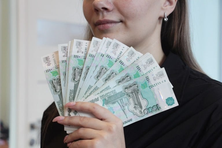 Стало известно, сколько зарабатывают омичи  Средняя зарплата жителей Омской области возросла в марте 2025 года по сравнению с предыдущими показателями. Согласно последним расчетам Омскстата, среднемесячная зарплата достигла суммы в 68 357 рублей, увеличившись на 2,4 тысячи рублей по отношению к февралю  +3,7% . Данный показатель превышает уровень марта 2024 года на целых 14,5%.  Тем не менее, среднеквартальное значение оказалось немного скромнее и составило 66 808 рублей, что выше результата первого квартала прошлого года на 15%, но одновременно заметно уступает значению последнего квартала 2024 года  -8% .  Относительно реальных доходов картина следующая: в марте реальные начисления выросли на 3%, тогда как за три первых месяца наблюдалось некоторое падение в размере 11,5%.