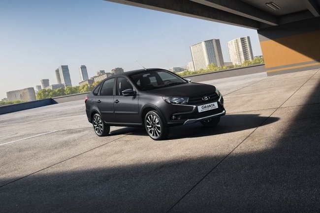В России начались продажи Lada Granta Active Cross: от 1 185 000 рублей Компания АвтоВАЗ сообщила о начале продаж модели Lada Granta в версии лифтбек в комплектации Active Cross. Такой автомобиль имеет увеличенный до 198 мм дорожный просвет и контрастный обвес кузова. За основу исполнения Active Cross взята базовая комплектация Comfort. Автомобиль предложен с восьмиклапанным двигателем объемом 1,6 литра мощностью 90 л.с. и 5-ступенчатой механической коробкой передач. Дополнительно лифтбек укомплектован кондиционером, двумя фронтальными подушками безопасности, системами обогрева передних сидений и зеркал, а также аудиосистемой. Цены на новую версию начинаются с 1 185 000 рублей. Подробности - в материале "Российской газеты": Фото: Пресс-служба АвтоВАЗа