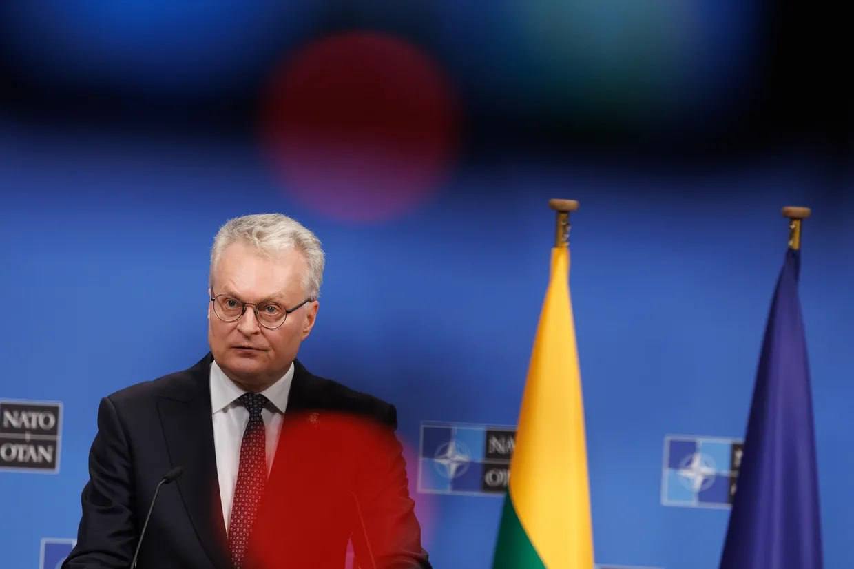Президент Литвы Науседа заявил, что отказ НАТО от ранее данных обещаний по членству Украины стал бы серьёзным репутационным ударом для Альянса. Он напомнил, что на трёх последних саммитах члены НАТО «чётко усиливали формулировки относительно евроатлантической перспективы Украины», и теперь откат от этих позиций подорвал бы доверие к организации. «Это был бы мощный удар по авторитету НАТО», — подчеркнул Науседа.