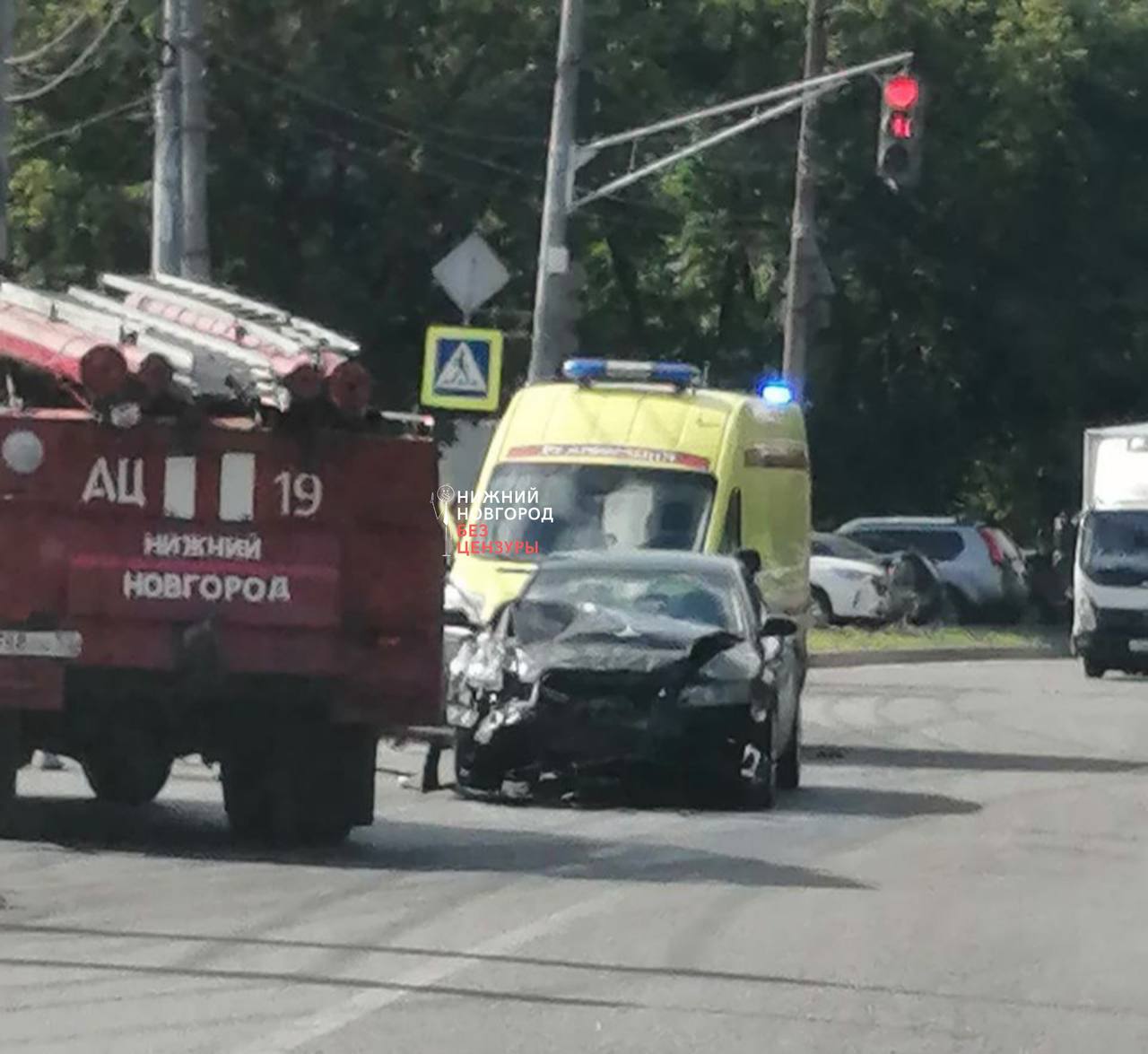 Смертельное ДТП произошло на улице Ярошенко в Нижнем Новгороде. Как рассказали в полиции, водитель Lada Vesta при развороте не пропустил Audi. Скончалась пассажирка отечественного авто. Также в больницу попали еще двое взрослых и двое детей. Фото: Нижний Новгород без цензуры
