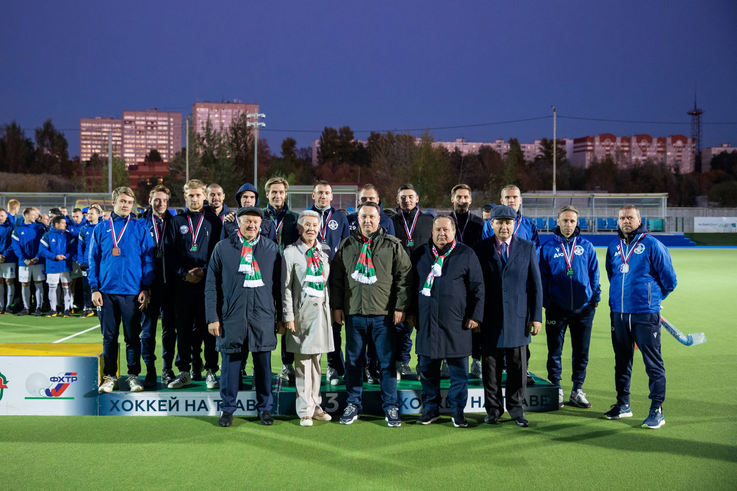 Екатеринбургский клуб Динамо Строитель стал бронзоввм призером Чемпионата России по хоккею на траве В плей офф команда из Екатеринбурга не смогла пробиться в финал дважды уступив команде из Электростали а в матчах за третье место оказалась сильней южан из Таны 3 2 и 4 3 В итоге бронза При этом полузащитник строителей Артём Надыршин был признан лучшим игроком сезона 2025 Новости Екб тут SvetEKB